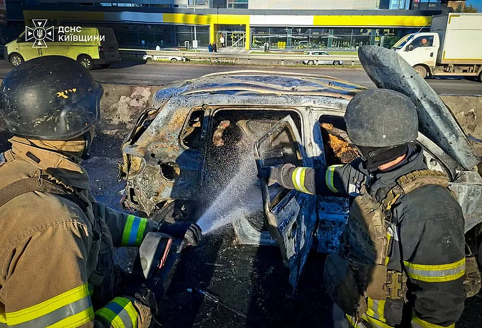 Дрон ударив по автомобілях на трасі \"Київ - Одеса\": загинуло троє людей, четверо поранені (ФОТО 18+)