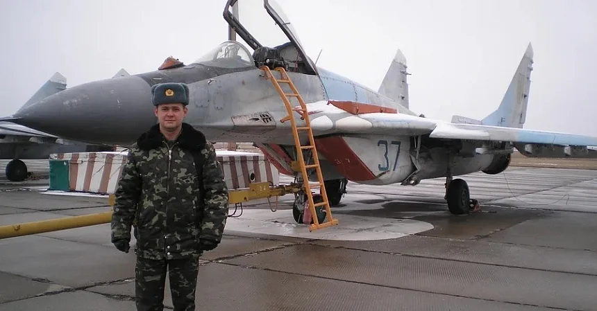 Направил подбитый самолет на колонну врага: николаевский летчик посмертно стал Героем Украины