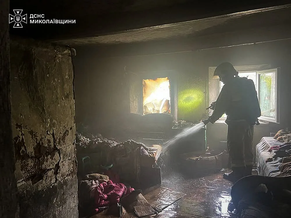 Были одни дома: на Николаевщине мужчина спас двух детей из горящего дома, их госпитализировали