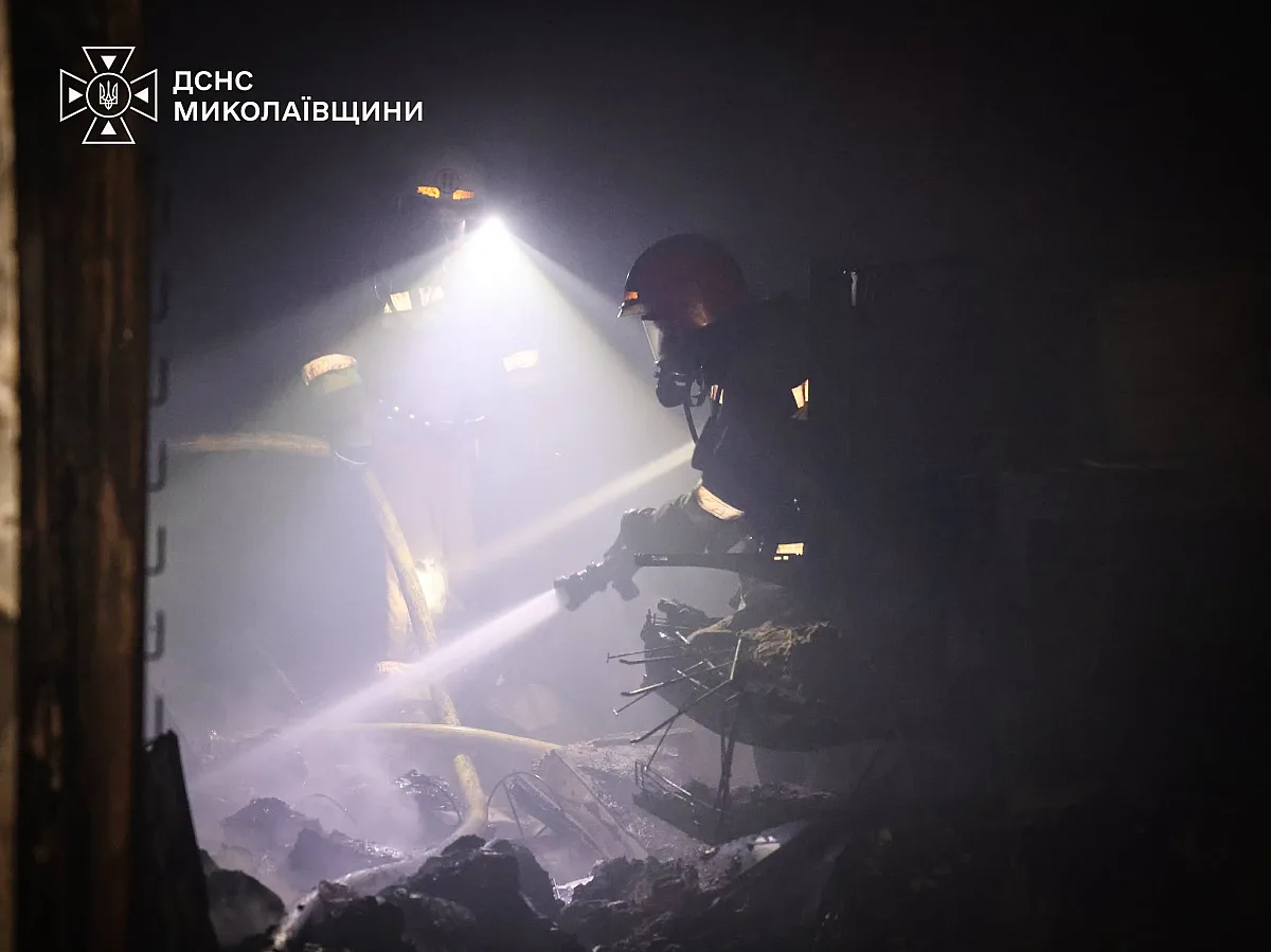 В Николаеве после атаки дронов загорелся объект инфраструктуры
