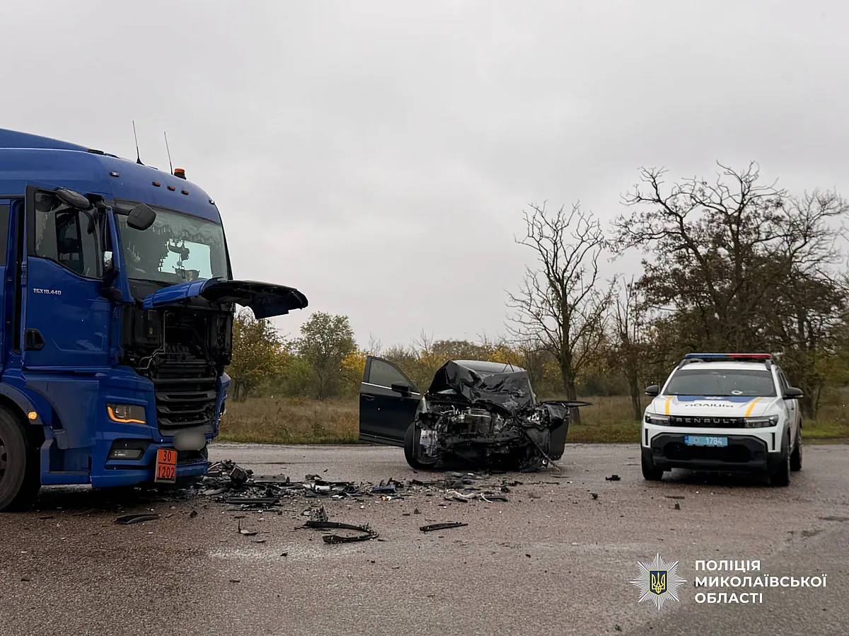Mazda столкнулась с фурой на трассе «Днепр - Николаев»: пострадали четыре человека, среди них подростки