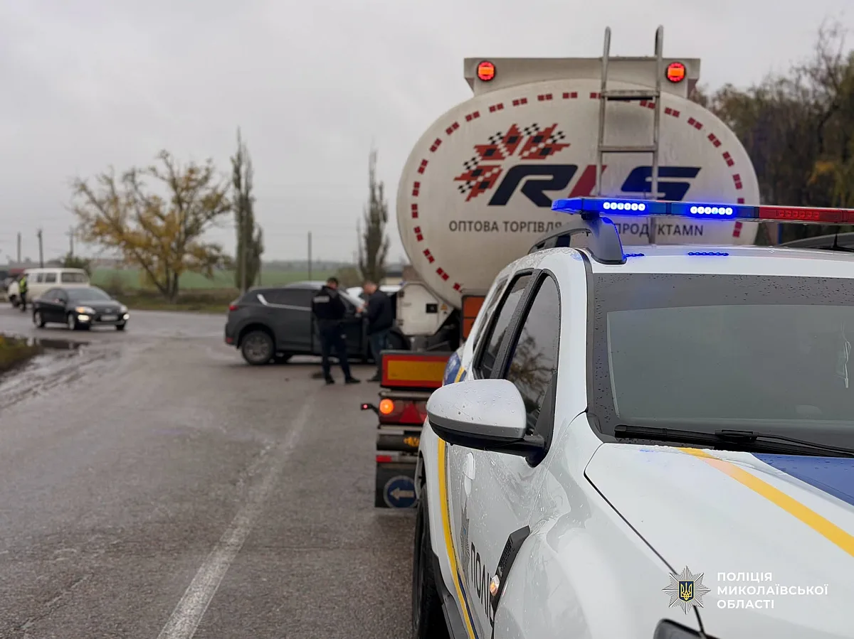 Mazda столкнулась с фурой на трассе «Днепр - Николаев»: пострадали четыре человека, среди них подростки