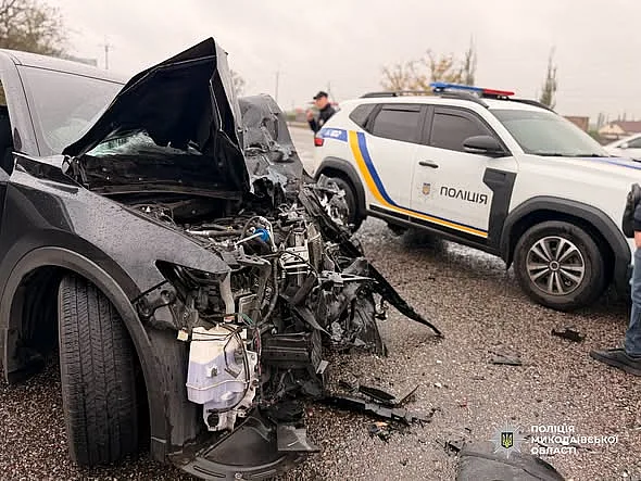 Mazda столкнулась с фурой на трассе «Днепр - Николаев»: пострадали четыре человека, среди них подростки