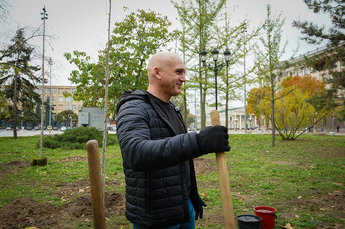 Сенкевич помог высаживать деревья возле мэрии в Николаеве (фото)