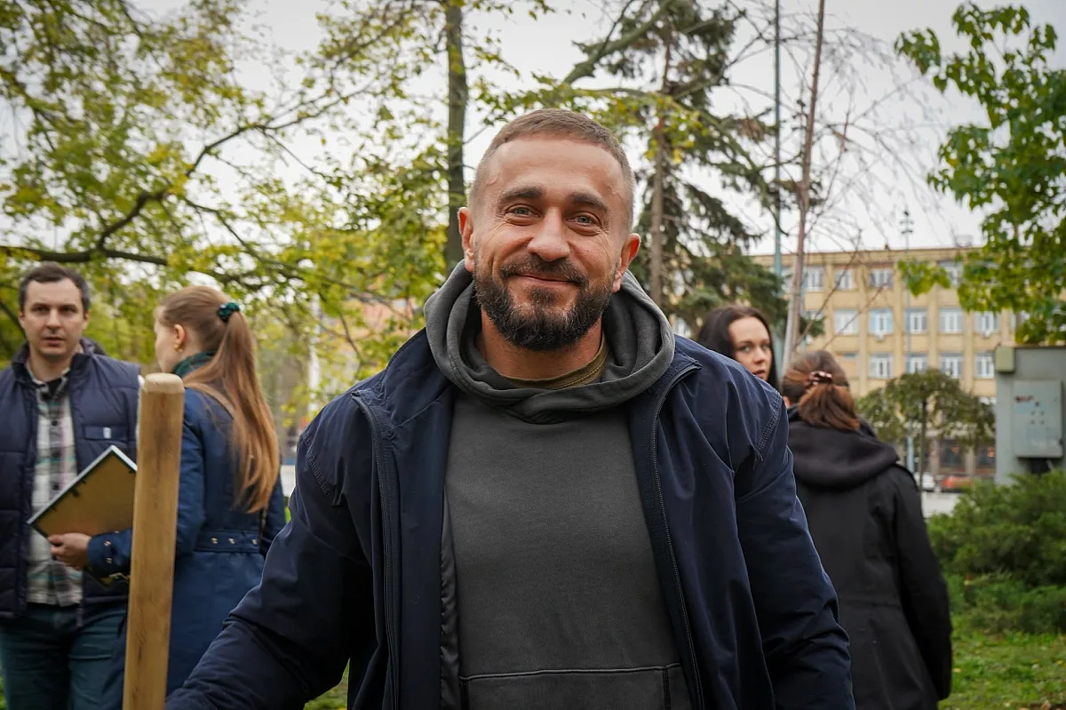 Сенкевич помог высаживать деревья возле мэрии в Николаеве (фото)