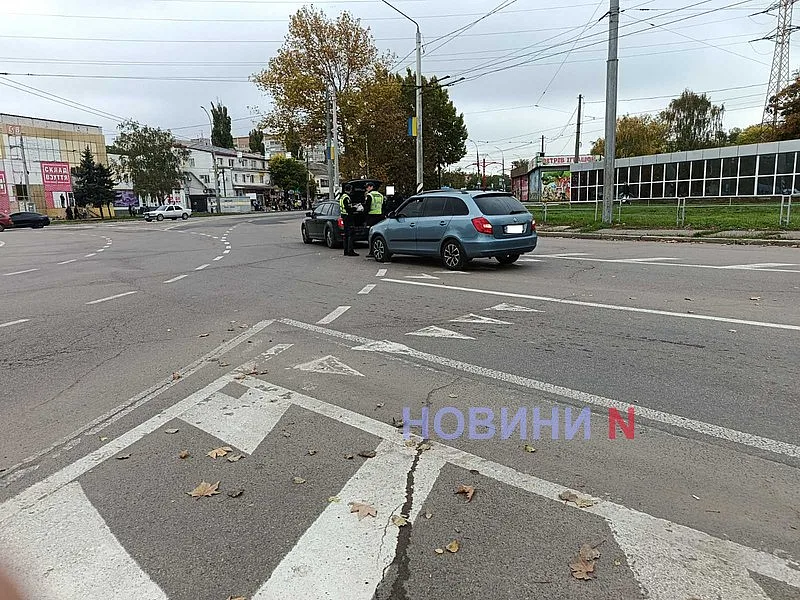 ДТП с двумя Skoda на кольце у автовокзала в Николаеве: образовалась пробка