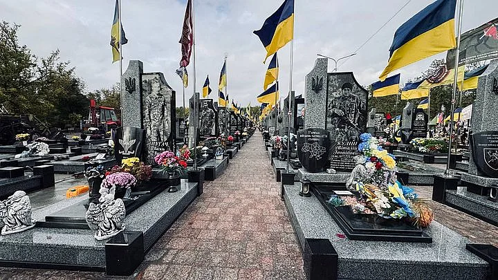 На могиле военного установили памятник с надписями на русском языке: между матерями погибших защитников разгорелся спор