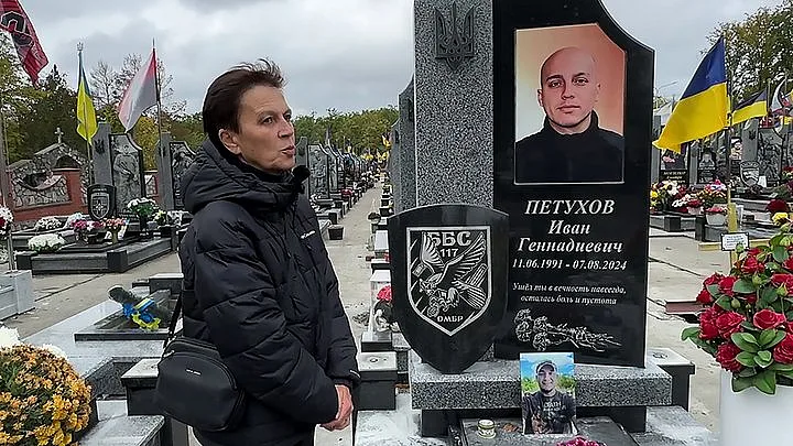 На могиле военного установили памятник с надписями на русском языке: между матерями погибших защитников разгорелся спор