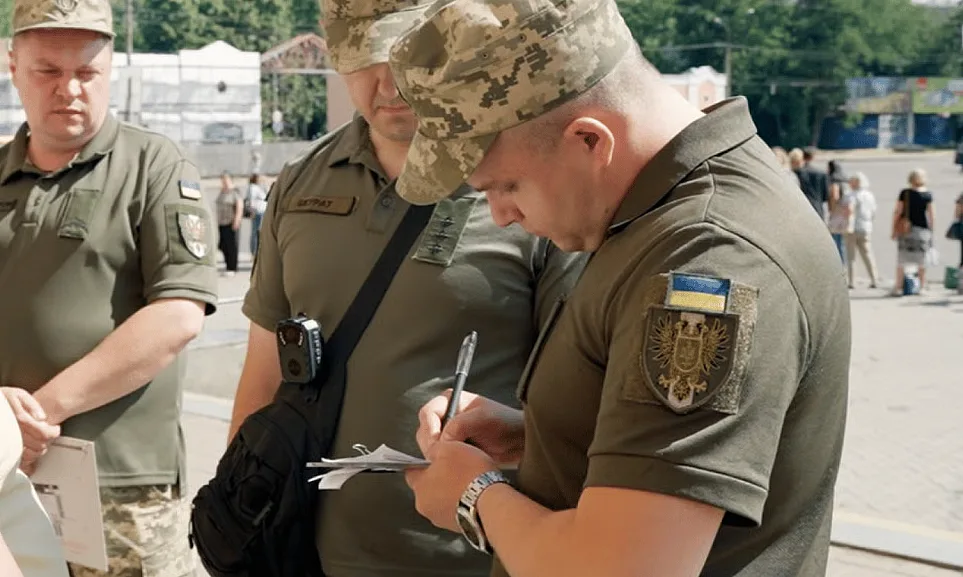 ТЦК оштрафовал на 40 тысяч гривен мужчину, который полностью потерял зрение в детстве