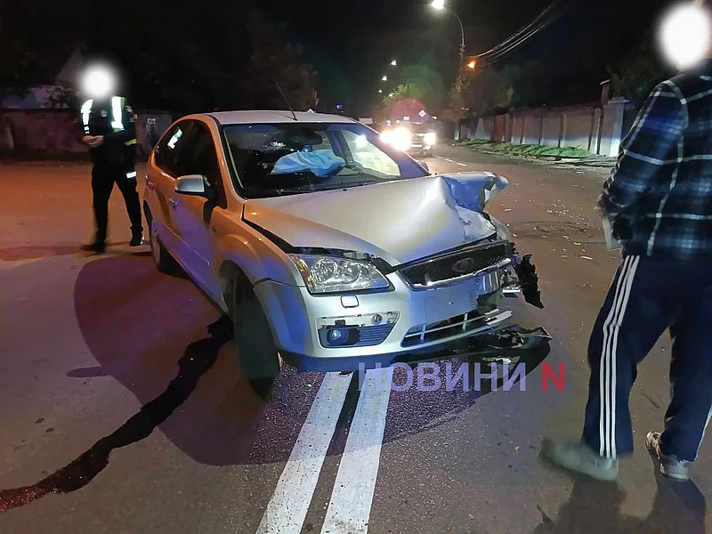 Мерседес и Форд столкнулись в Николаеве: от прицепа отлетели колеса