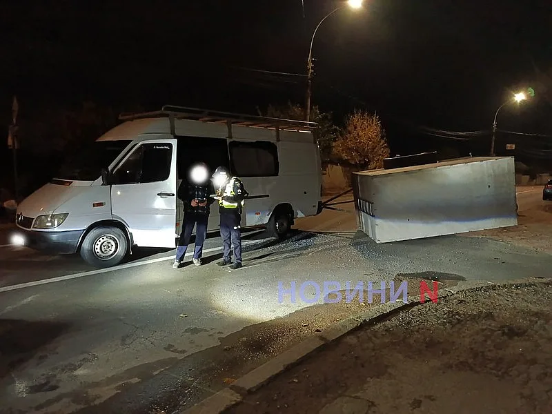 Мерседес и Форд столкнулись в Николаеве: от прицепа отлетели колеса