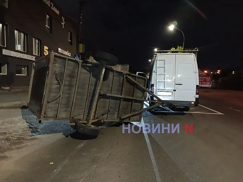 Мерседес и Форд столкнулись в Николаеве: от прицепа отлетели колеса