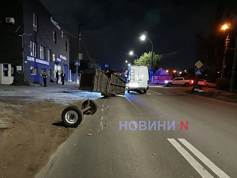 Мерседес и Форд столкнулись в Николаеве: от прицепа отлетели колеса