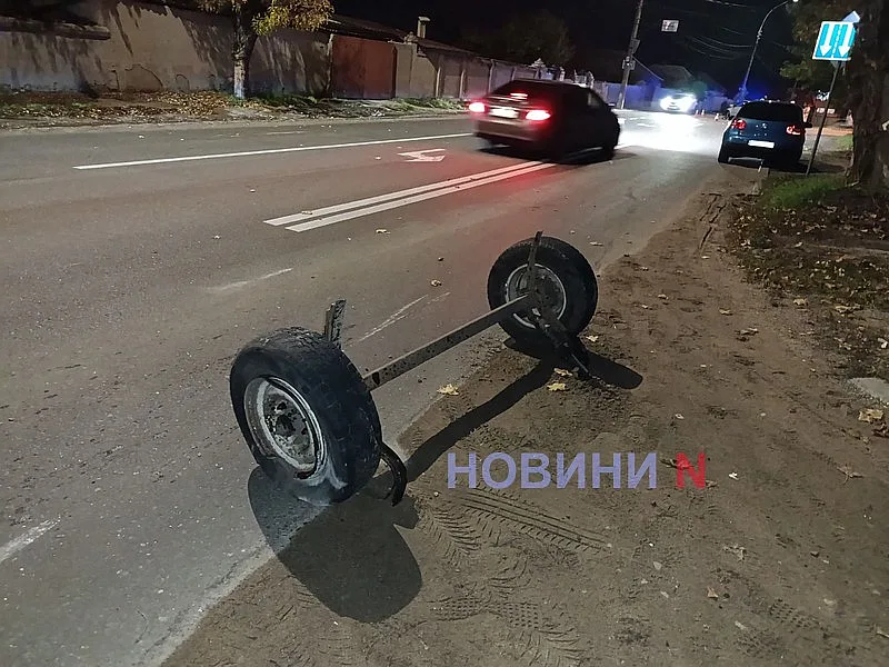 Мерседес и Форд столкнулись в Николаеве: от прицепа отлетели колеса
