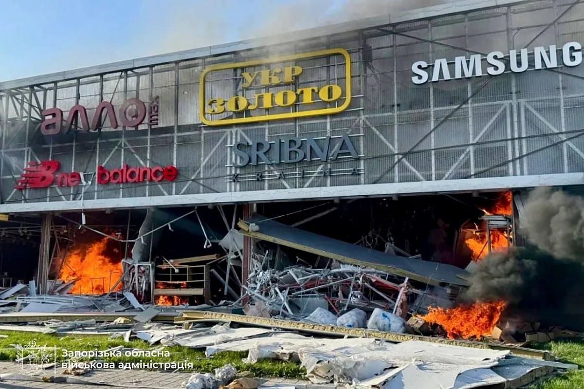 Армия РФ атаковала торговый центр в Запорожье: вспыхнул пожар (фото)
