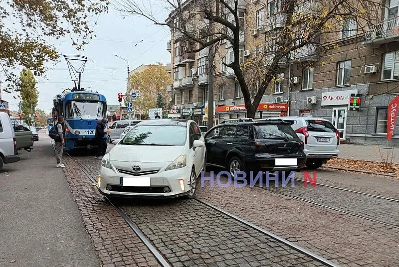 Toyota врезалась в Mitsubishi у перекрестка в центре Николаева: движение трамваев было заблокировано