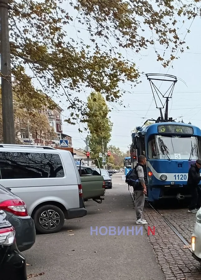 Toyota врезалась в Mitsubishi у перекрестка в центре Николаева: движение трамваев было заблокировано