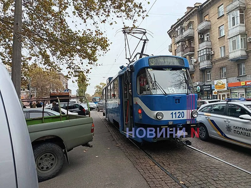 Toyota врезалась в Mitsubishi у перекрестка в центре Николаева: движение трамваев было заблокировано