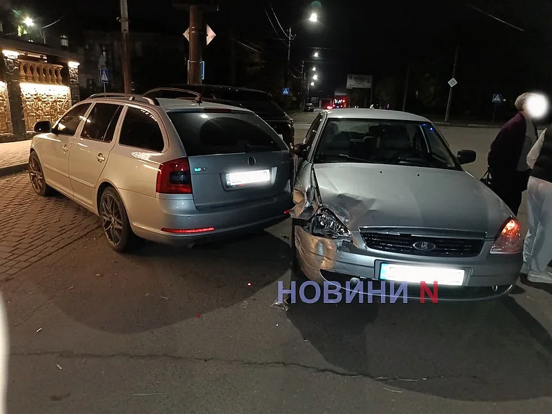 Возле ресторана в Николаеве столкнулись три автомобиля