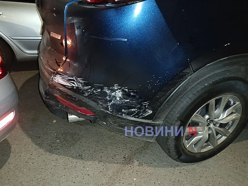 Возле ресторана в Николаеве столкнулись три автомобиля