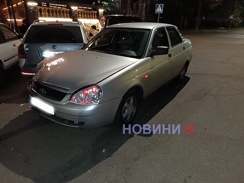 Возле ресторана в Николаеве столкнулись три автомобиля