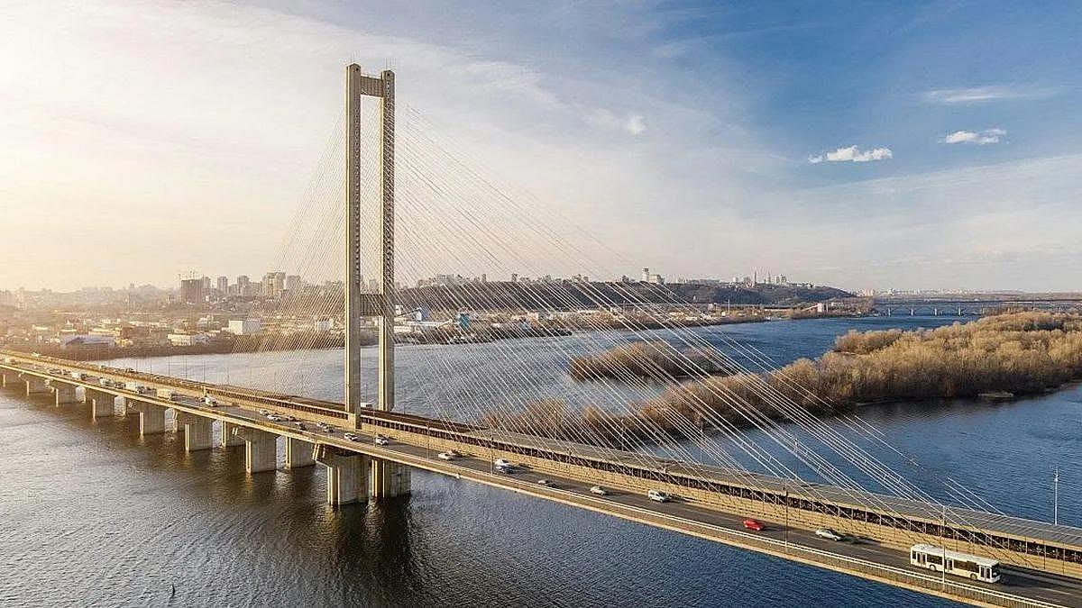 Після нічної атаки на Київ пошкоджено Південний міст: як працює метро 27 жовтня