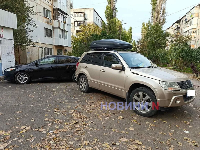 В Николаеве Suzuki при развороте во дворе врезался в припаркованный Ford