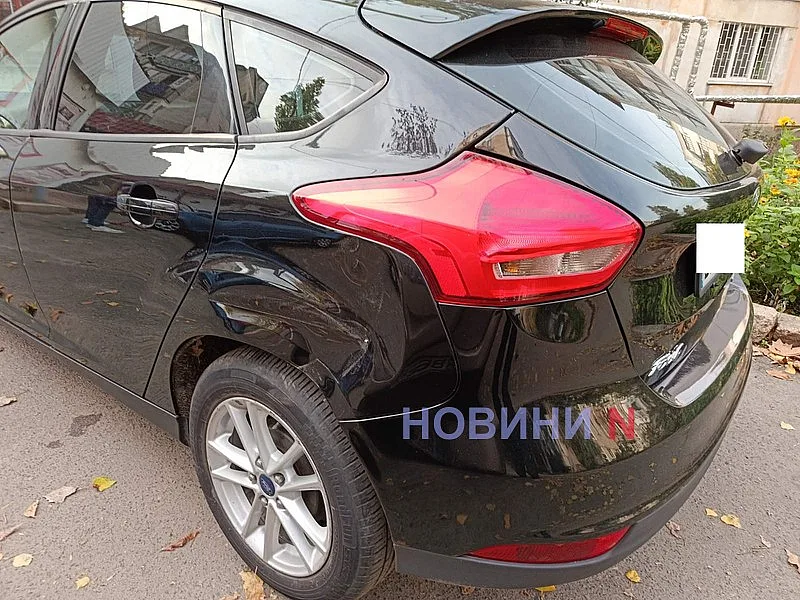 В Николаеве Suzuki при развороте во дворе врезался в припаркованный Ford