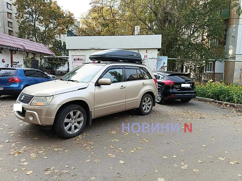 В Николаеве Suzuki при развороте во дворе врезался в припаркованный Ford