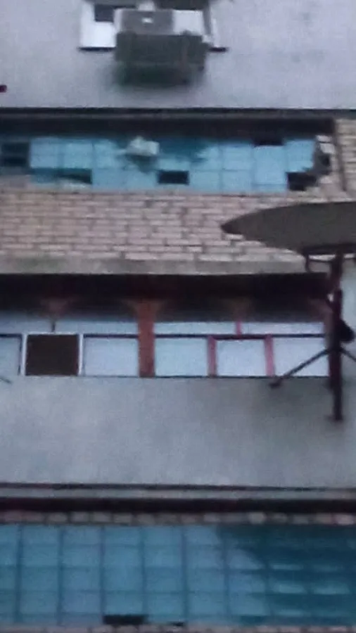 В Николаеве разбитые взрывами стеклоблоки в многоэтажке падают на улицу