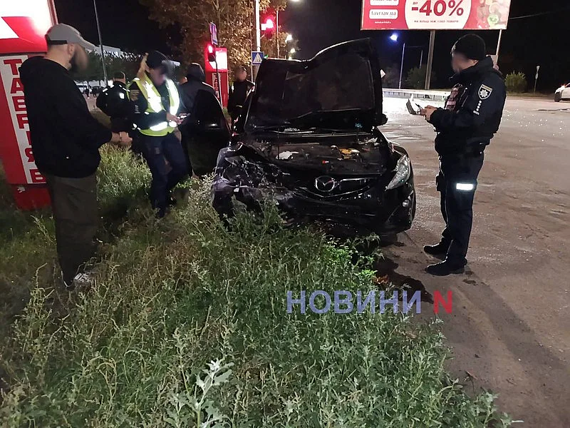 В Николаеве «Мазда» протаранила «Саманд»: один водитель получил травмы