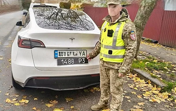 В Украине военный ездил на Tesla с незаконными номерами ВСУ, чтобы избежать штрафов за скорость