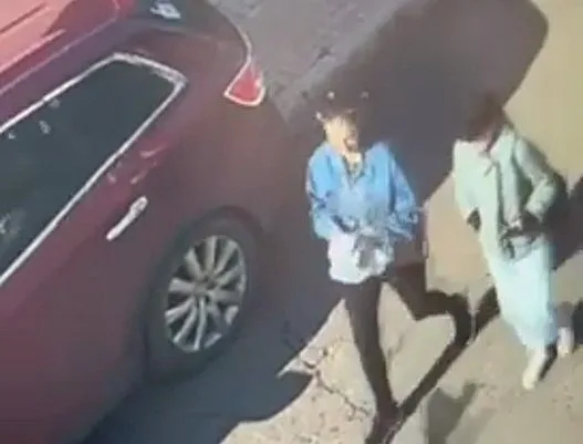 В Николаеве две прохожие забрали детский комбинезон, только что выпавший из окна (видео)