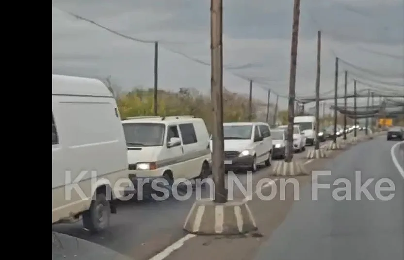 На въезде в Херсон из Николаева образовалась пробка: люди массово едут в город во время перемирия (видео)