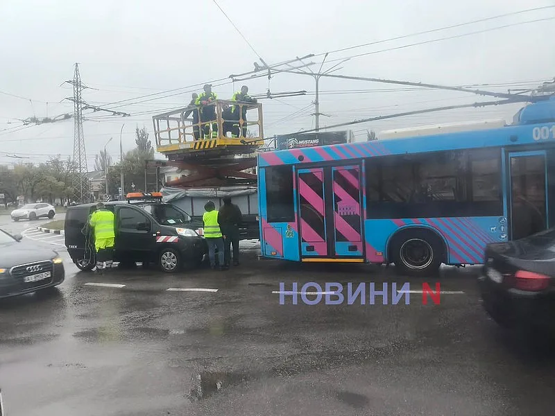 В Николаеве заблокировали движение на кольце возле автовокзала: образовались пробки