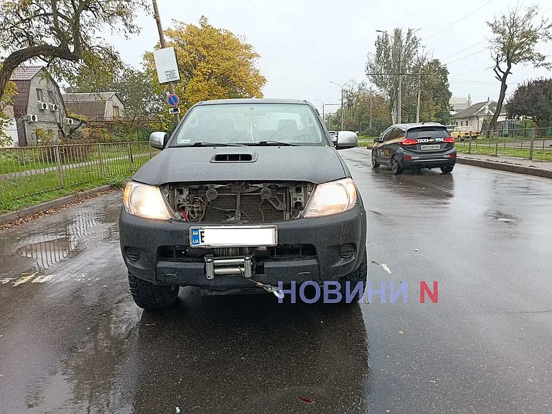 Toyota догнала Opel у перекрестка в Николаеве: движение затруднено