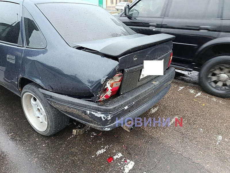 Toyota догнала Opel у перекрестка в Николаеве: движение затруднено
