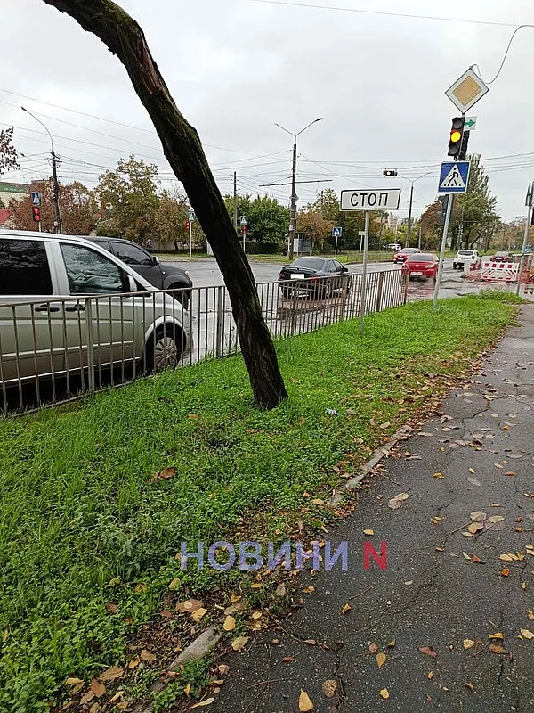 Toyota догнала Opel у перекрестка в Николаеве: движение затруднено