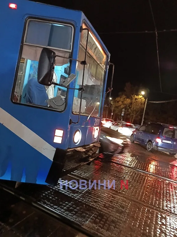 Два ДТП с одним трамваем произошли на проспекте в Николаеве (фото)