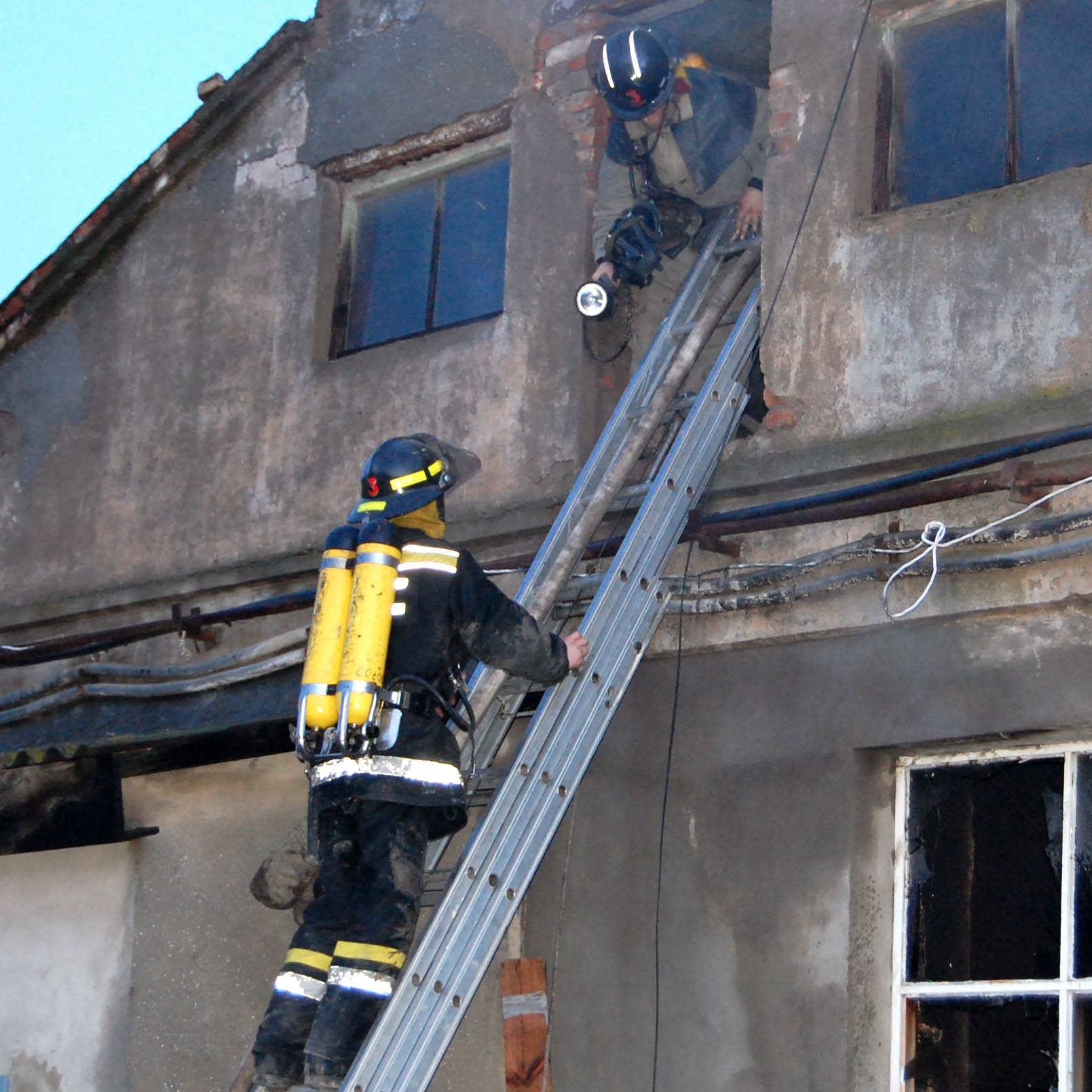 Николаевские МЧСники из горящего дома спасли трёхлетнюю девочку