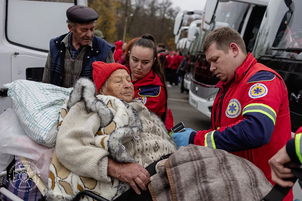 Более 750 человек вывезли из оккупированных Олешек: первые подробности возвращения в Украину (фото, видео)