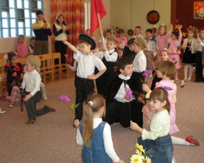 Den Osvobozhdeniya Nikolaeva Deti Poyut Voennye Pesni I Igrayut V Rolevye Igry