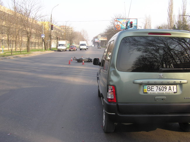 В Николаеве мопедист  не рассчитал расстояние и врезался в  Peugeot