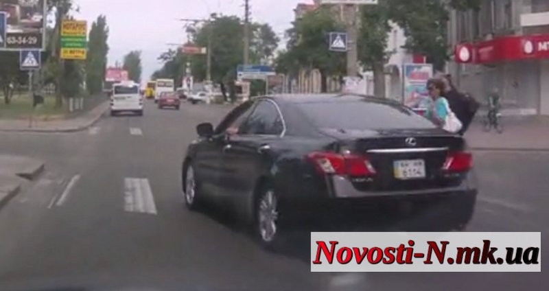 «Как ездят в Николаеве»: крутой «Лексус» на глазах сотрудников ГАИ едва не сбил пешеходов на «зебре»