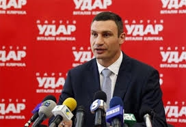 Виталий Кличко приехал в Николаев, чтобы навестить жертву «врадиевских насильников»