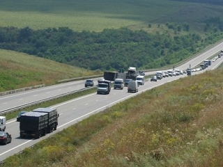 Молдавская фура спровоцировала масштабное ДТП и парализовала движение на трассе Киев – Одесса