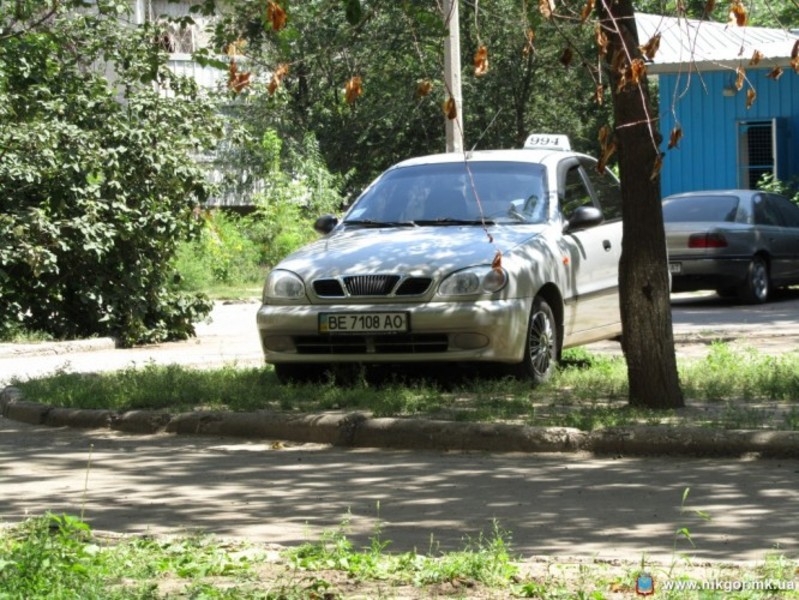 После жалобы николаевцев ГАИ оштрафовала таксиста, паркующегося на газоне