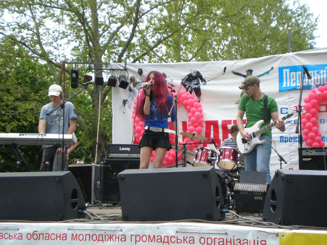 «Почуйте всі!» – закликали волонтери з червоними серцями та скарбничками. І організували у Миколаєві вісім концертів