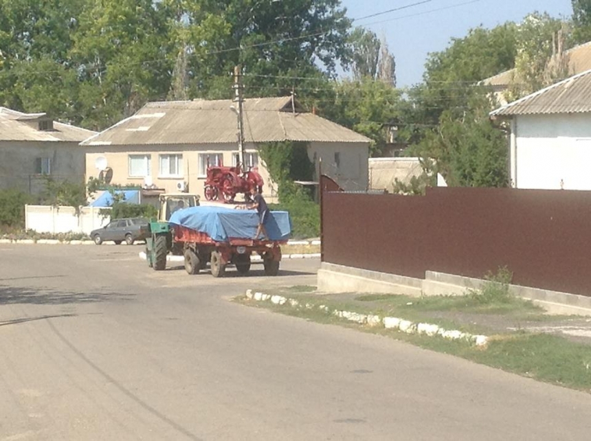 В Березнеговатом, где проходят довыборы, у офиса КПУ появился трактор с овощами