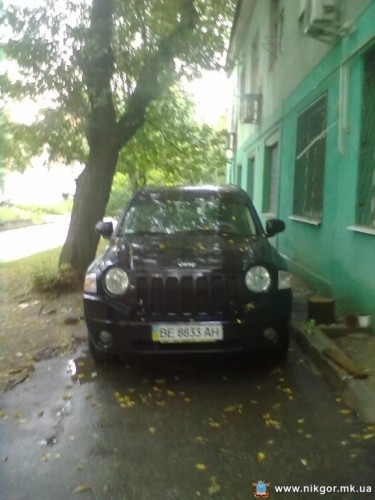 Николаевцы пожаловались на владелицу джипа, которая паркуется прямо под их окнами